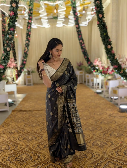 Classic Banarasi Soft Silk Saree With Gold Zari Weaving & Elegant Finish