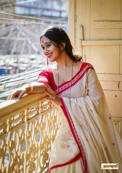 Bengal Grace Soft Linen Cotton Saree with Traditional Red Border Weaving