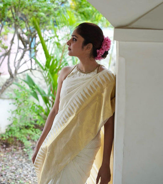 Elegant Kerala Kasavu Cotton Saree with Golden Zari Border – Traditional South Indian Temple Wear
